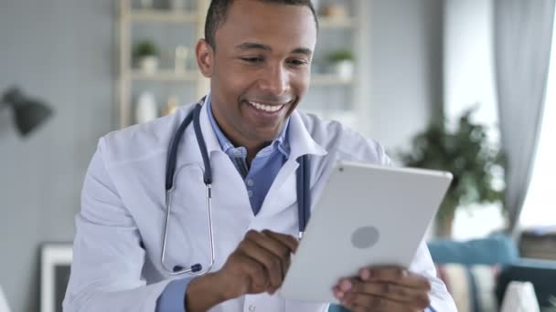 Chat de vídeo on-line no Tablet por médico afro-americano — Vídeo de Stock