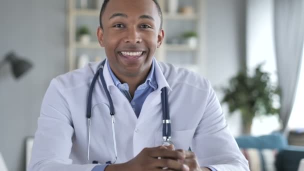 Онлайн відео-чат з пацієнтом, афро-американський лікар, вигляд камери — стокове відео