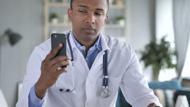 Médico afroamericano hablando en Smartphone — Vídeo de stock