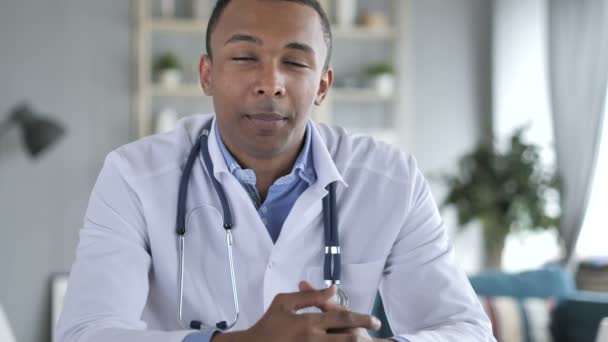 Médico Africano-Americano Conversando com Paciente, Chat Vídeo — Vídeo de Stock