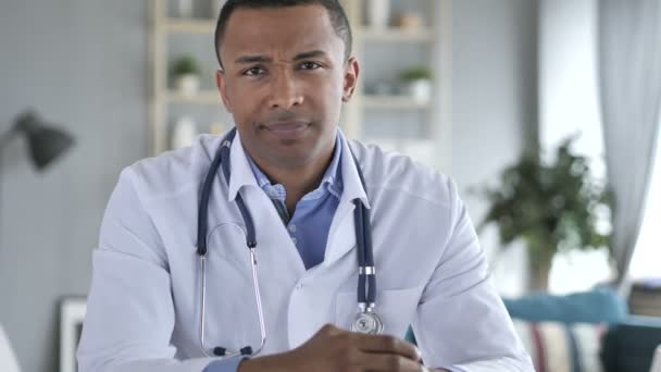 Nej, att förkasta afroamerikanska läkare tittar på kameran i kliniken — Stockvideo