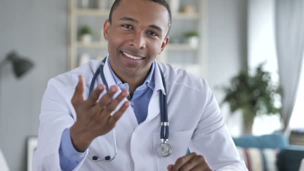 Gesto invitante del medico afro-americano in clinica — Video Stock