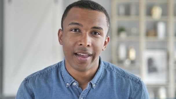 Ja, positivt ung afrikansk Man acceptera erbjudandet genom att skaka huvudet — Stockvideo