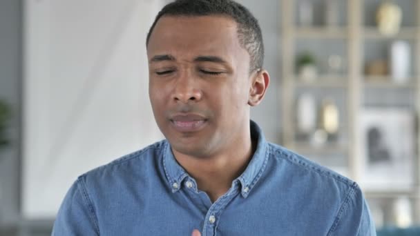 Hosta, porträtt av sjuka unga afrikanska Man hosta på jobbet — Stockvideo