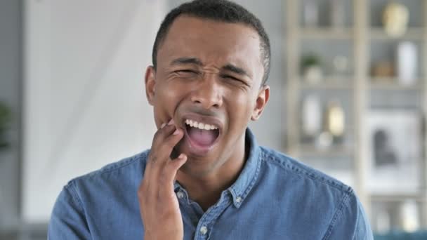 Dolor de muelas, Hombre joven africano con infección dental — Vídeo de stock