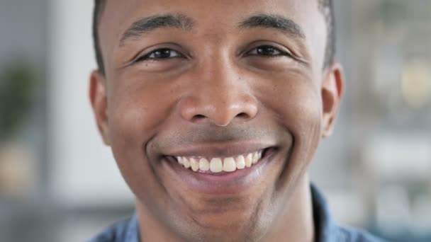 Rostro sonriente de un joven africano mirando a la cámara — Vídeo de stock