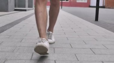 Casual adam bacak yürüme