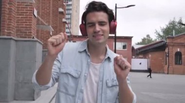 Dans ve müzik dinlemek Walking Street'te ise dostum