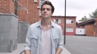 Adam izlerken zaman yürüyüş ve geç