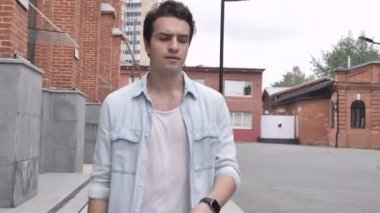 Acele yürüyen adam