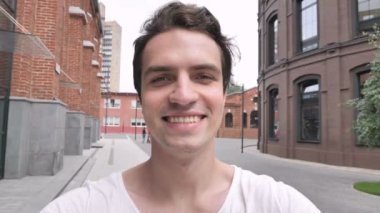 Adam telefonda Selfie alarak fotoğraf makinesi görünümünü