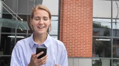 Başarı Online Tablet kutlayan kadın yürüyüş