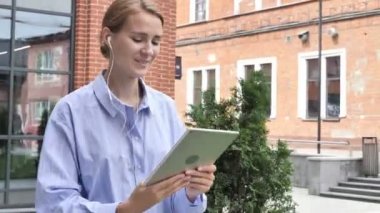 Sokakta yürüyen kadın tarafından online görüntülü sohbet