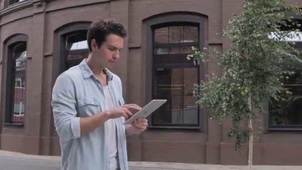 Walking Man Torcendo Enquanto Estiver Usando Tablet — Vídeo de Stock