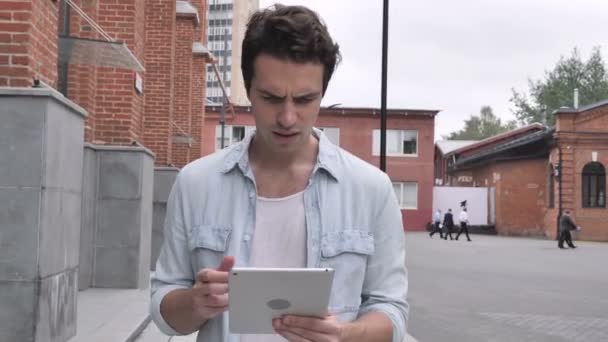 Uomo Che Reagisce Alla Perdita Sul Tablet Cammina Strada — Video Stock