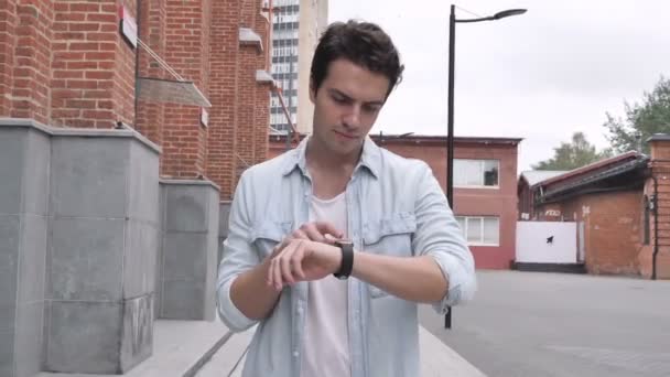Man Walking Ulicy Pomocą Zegarka Smartwatch — Wideo stockowe