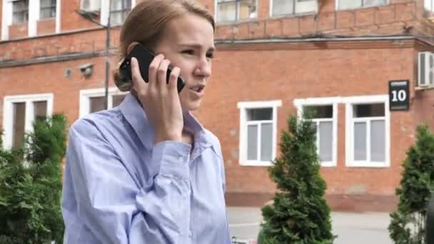 Caminante Mujer Enojada Hablando Por Teléfono — Vídeo de stock