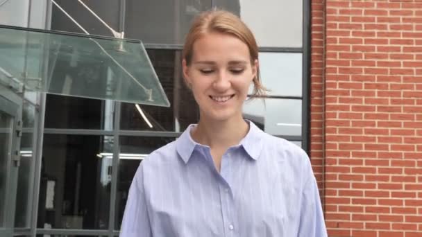 Young Casual Woman Walking Street — Stock Video