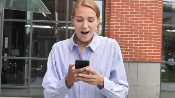 Mulher Andando Torcendo Enquanto Estiver Usando Tablet — Vídeo de Stock