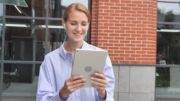 Απευθείας Σύνδεση Συνομιλία Μέσω Βίντεο Στο Tablet Περπάτημα Γυναίκα Στον — Αρχείο Βίντεο