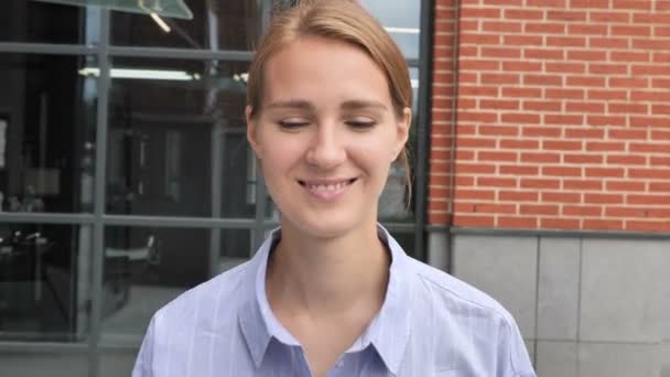 Primer Plano Sonriente Mujer Caminando Por Calle — Vídeos de Stock