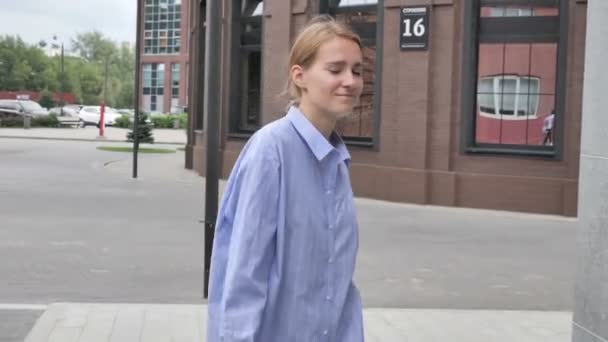 Vrouw dansen en muziek luisteren tijdens het wandelen op straat — Stockvideo