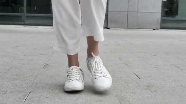 Вид спереду ходьби Жіночі ноги на вулиці — стокове відео