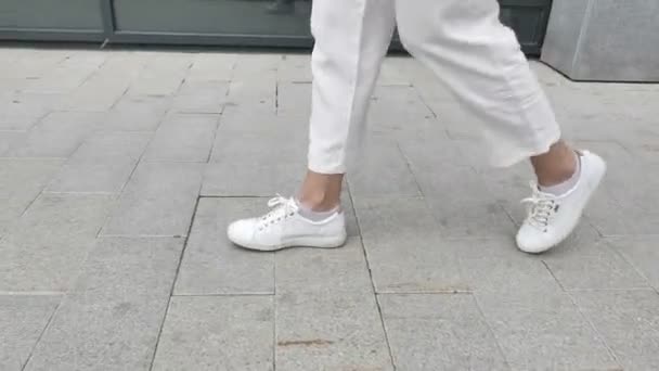 Promenader ben Casual kvinna — Stockvideo