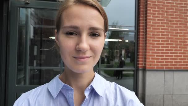 Pohled kamery s úsměvem mladá žena — Stock video