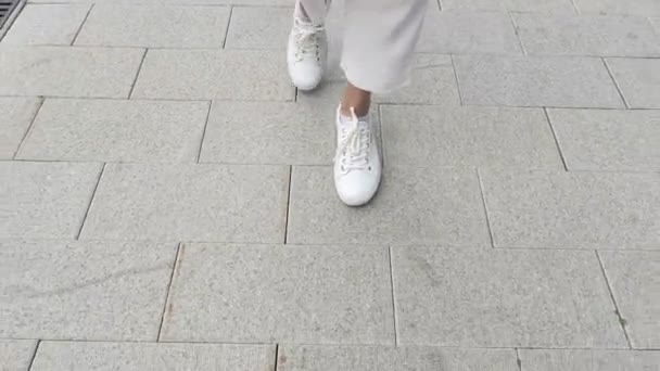 步行女性腿在街道上 — 图库视频影像