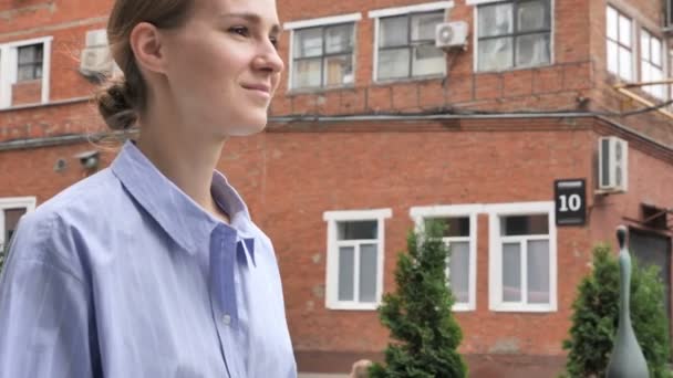 Slow Motion van jonge vrouw lopen op straat — Stockvideo