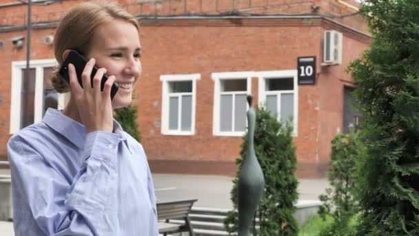 Mulher Andando Falando no telefone em câmera lenta — Vídeo de Stock