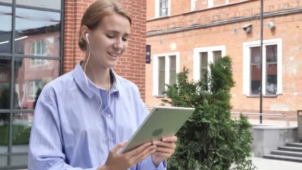 Video Chat en línea por Mujer Caminando por la Calle — Vídeo de stock