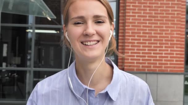 Σε απευθείας σύνδεση συνομιλία μέσω βίντεο με το περπάτημα γυναίκα — Αρχείο Βίντεο