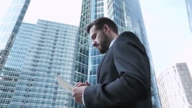 Yürüyüş ve Tablet, Online tarama kullanarak iş adamı