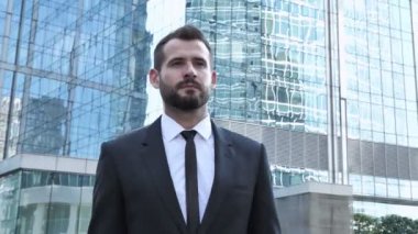 sokakta yürüyen genç işadamı