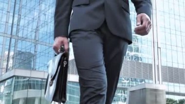 sokakta yürüyen genç işadamı