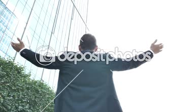 Onun etrafında döner kamera ile başarılı iş adamı