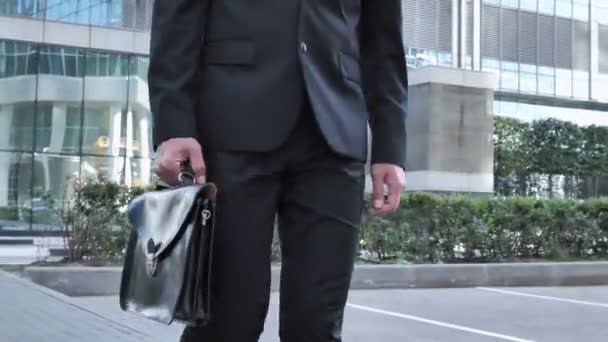 スーツのビジネスマンを歩く — ストック動画
