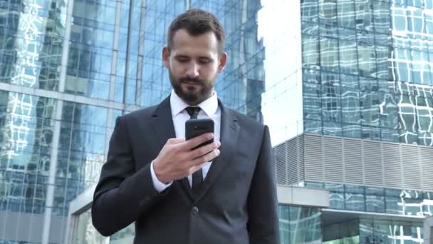 Empresário Usando Smartphone Fora Escritório — Vídeo de Stock