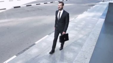 Genç işadamı ofise gelip