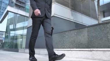 Yürüyen işadamı önden görünümü
