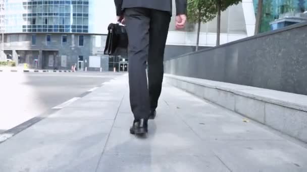 Vue Arrière Des Jambes Marche Homme Affaires Costume — Video