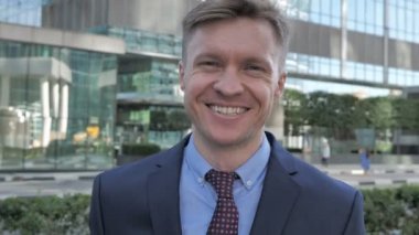 Pozitif işadamı ofis dışında yürüyüş