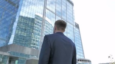 Dış Office ayakta pozitif düşünceli işadamı