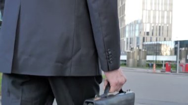 Yorgun işadamı yürüme, arkadan görünüm