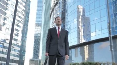 Ofis Binası yürüyüş ciddi iş adamı