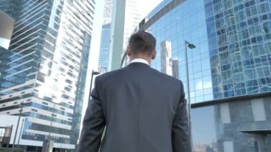 İşadamı yürüme, arkadan görünüm