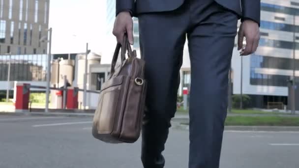 Close Hand Bag Walking Empresário — Vídeo de Stock