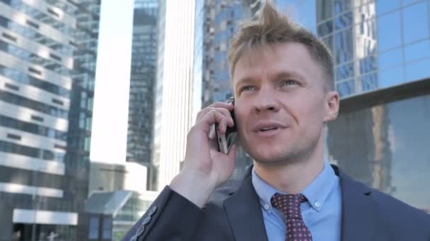 Επιχειρηματίας Μιλώντας Στο Τηλέφωνο Έξω Από Γραφείο — Αρχείο Βίντεο